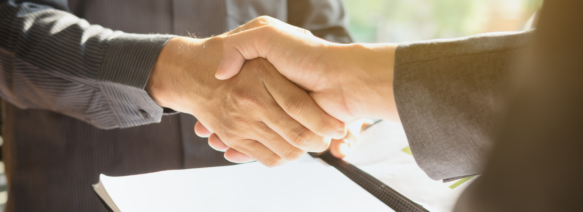 Handshake-neuer-Mitarbeitender